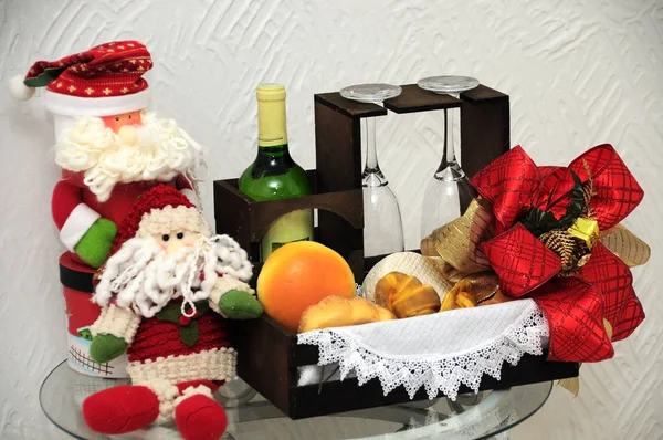 Decorazione natalizia con faretti situati palle di pino santa cl — Foto Stock