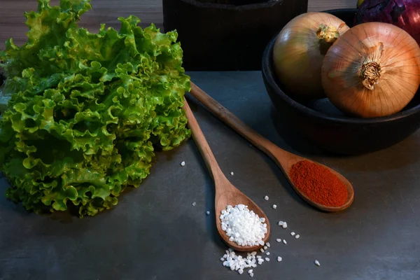 Table en pierre avec pomme de terre oignon ail banane et épices — Photo