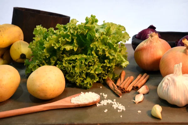 Table en pierre avec assaisonnement aux oignons de pomme de terre laitue — Photo