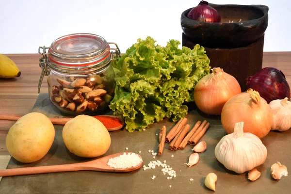 Table en pierre avec assaisonnement aux oignons de pomme de terre laitue — Photo