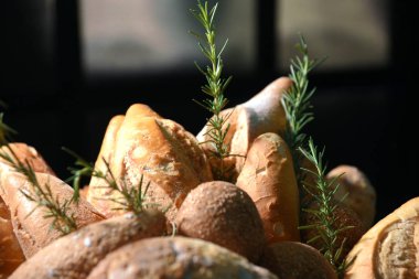 Ekmekli sepet ve bulanık biberiye.