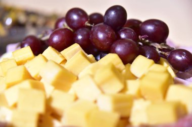 Jambon peynirli tabak üzümlü antipasto pepperoni.