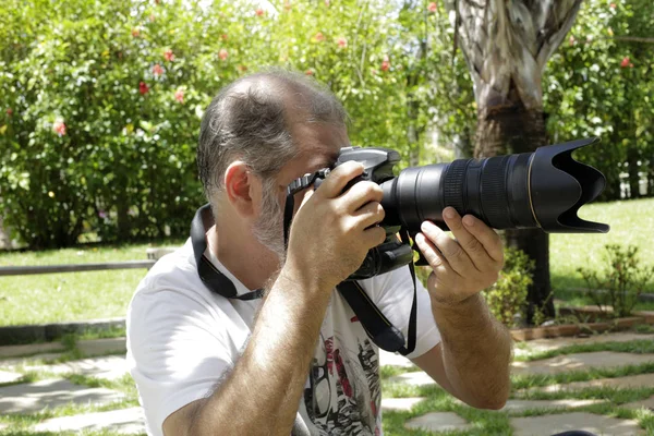 Beyaz sakallı yetişkin bir adam doğal çevreyi fotoğraflıyor. — Stok fotoğraf