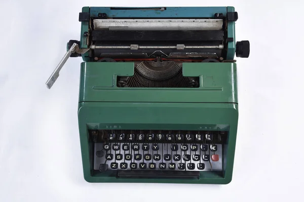 Máquina de escribir verde antiguo, escritura analógica — Foto de Stock