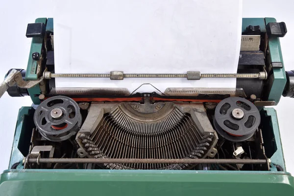 Antike grüne Schreibmaschine, analoge Schreibweise — Stockfoto