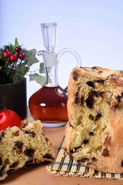 Панеттоне рождественский хлеб с рождественскими договоренностями на woo — стоковое фото