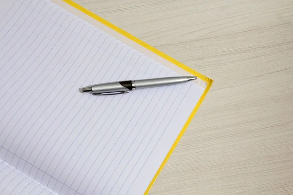 Foto van gele omslag notebook op de tafel ideaal voor het schrijven van mij — Stockfoto