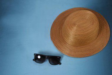 Gezgin aksesuarları, yaz için güneş gözlüğü ve boş alan.