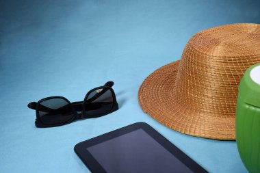 Gezgin aksesuarları, yaz için güneş gözlüğü ve boş alan.