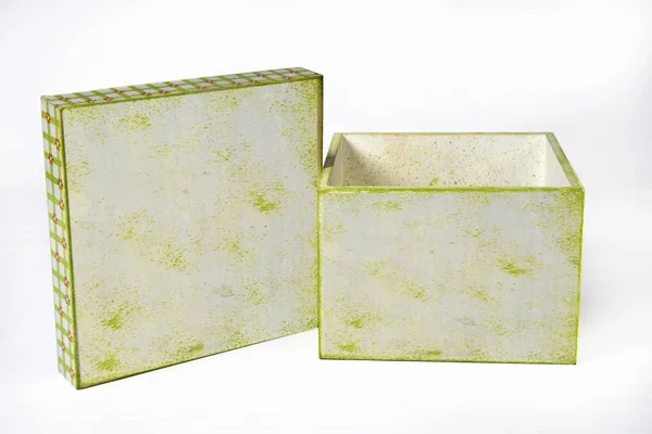 Подарочная коробка с картинами в зеленой текстуре, деревянная коробка макет изол — стоковое фото