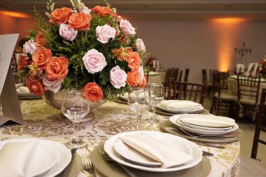 Tablo ayarı bardak, tabak, peçete ve gıda ile