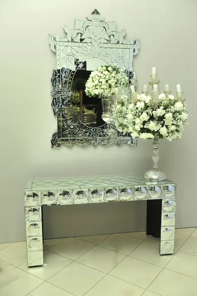 Luksusowy bukiet świeżych kwiatów w kryształowym wazonie na ho — Zdjęcie stockowe