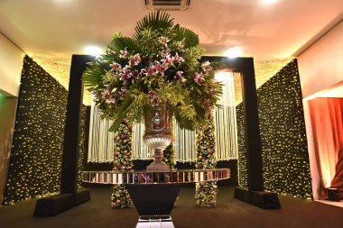 Güzel düğün partisi ışıklandırması ve süslemesi