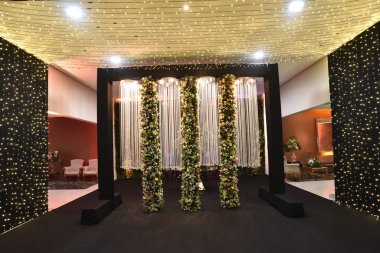 Güzel düğün partisi ışıklandırması ve süslemesi