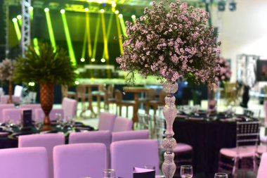 Fahişenin üzerinde kristal bir vazoda duran bir buket taze çiçek.