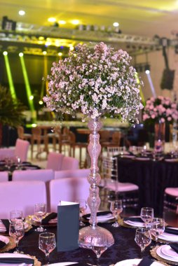 Fahişenin üzerinde kristal bir vazoda duran bir buket taze çiçek.