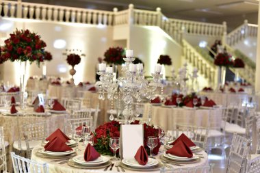 Tablo ayarı bardak, tabak, peçete ve gıda ile