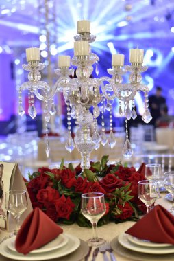 Tablo ayarı bardak, tabak, peçete ve gıda ile