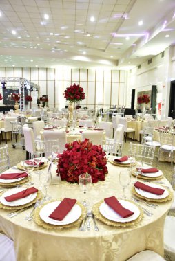 Tablo ayarı bardak, tabak, peçete ve gıda ile