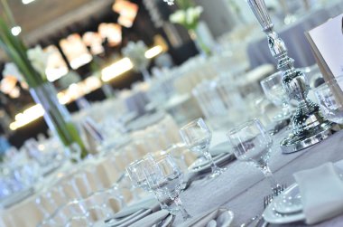 Tablo ayarı bardak, tabak, peçete ve gıda ile