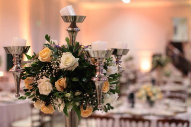 Fahişenin üzerinde kristal bir vazoda duran bir buket taze çiçek.