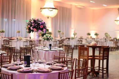 Tablo ayarı bardak, tabak, peçete ve gıda ile