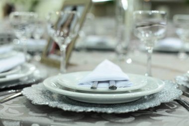 Tablo ayarı bardak, tabak, peçete ve gıda ile