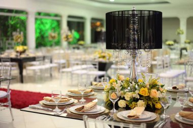 Tablo ayarı bardak, tabak, peçete ve gıda ile