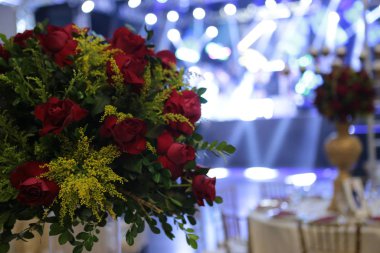 Fahişenin üzerinde kristal bir vazoda duran bir buket taze çiçek.