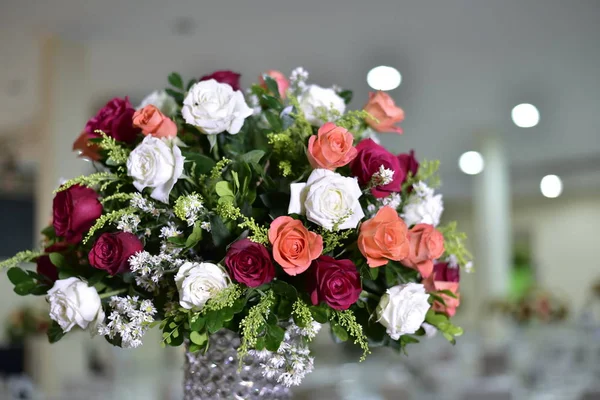 Un bouquet luxueux de fleurs fraîches dans un vase en cristal sur la ho — Photo