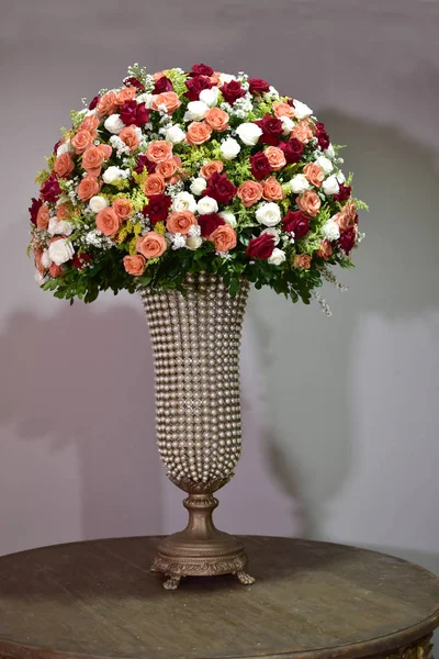Luxusní kytice čerstvých květin v křišťálové váze na štětce — Stock fotografie