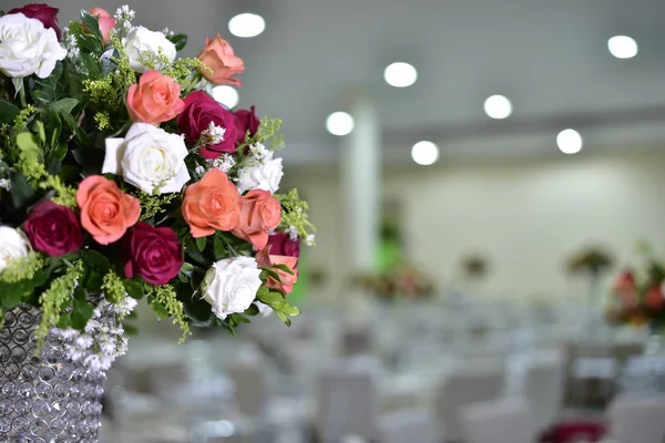 Un bouquet luxueux de fleurs fraîches dans un vase en cristal sur la ho — Photo