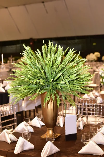 Um luxuoso buquê de flores frescas em um vaso de cristal no ho — Fotografia de Stock