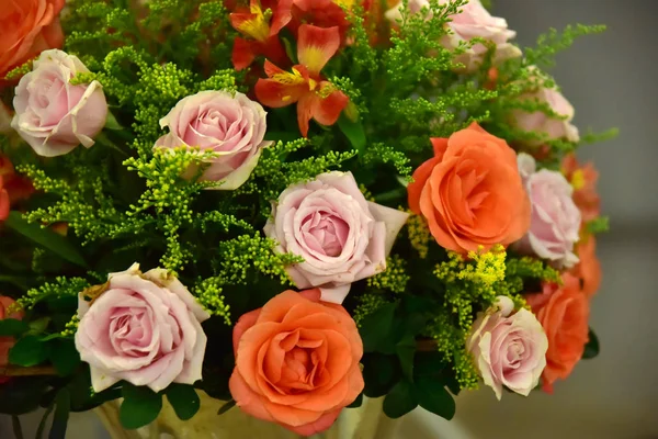 Un bouquet luxueux de fleurs fraîches dans un vase en cristal sur la ho — Photo