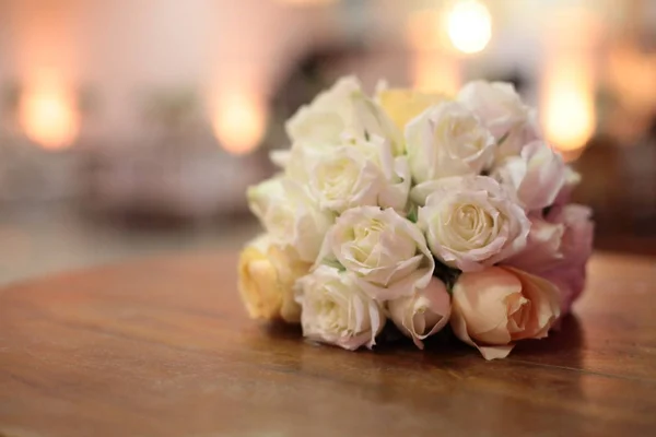 宝珠の上にあるクリスタル花瓶の中の新鮮な花の豪華な花束 — ストック写真