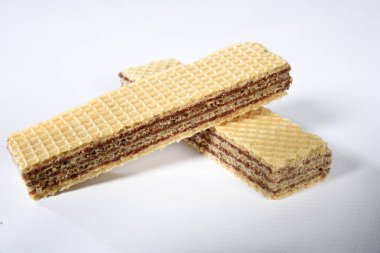 Beyaz sırt çantasına izole edilmiş çikolatalı gofret.