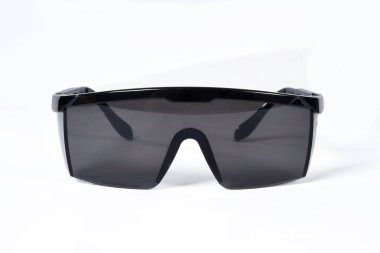 Beyaz arkaplanda izole edilmiş koruyucu koyu gözlükler