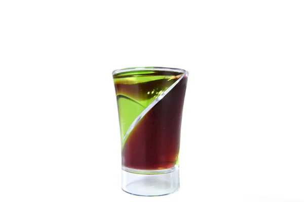 Dvě barvy dvojité alkoholické krátké pití izolované na bílém backgro — Stock fotografie