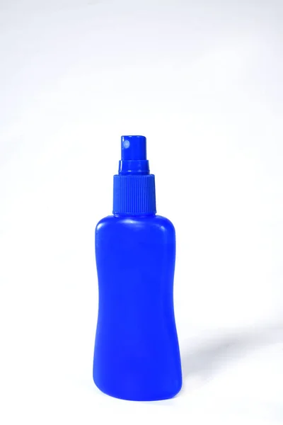 白い背もたれにスプレーノズルが付いた青いペットボトル — ストック写真