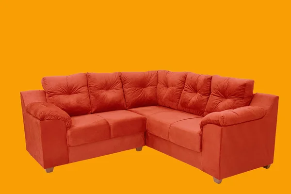 Sofa, bequemer roter weicher langer Stuhl isoliert auf orangefarbenem Rücken — Stockfoto