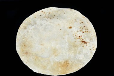 Siyah arka planda izole edilmiş yassı ekmek poğaçası