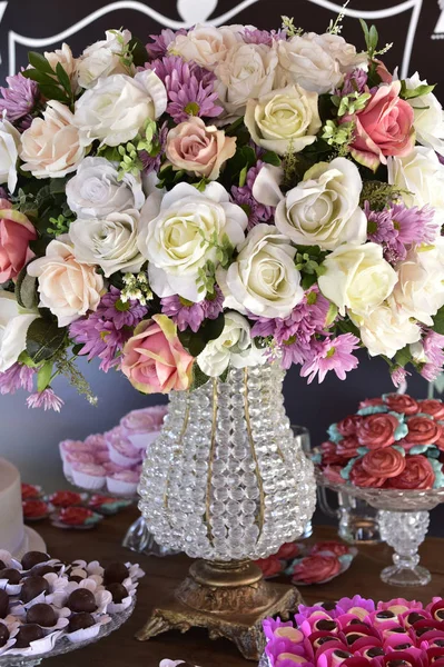 Arrangement floral, bouquet de fleurs rouges et blanches en verre va — Photo