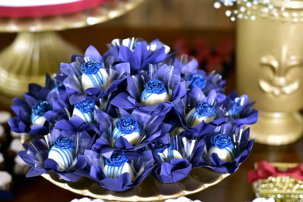 Bonbons au chocolat de fête en emballage bleu sur backgroun déconcentré — Photo