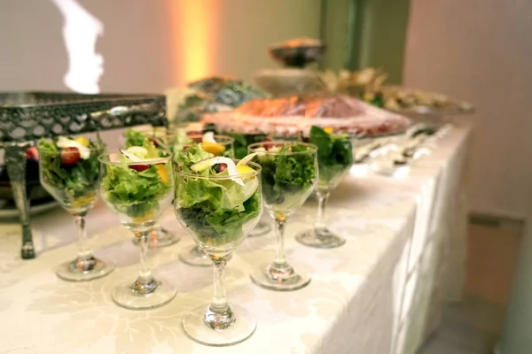 Finger mat, bord med små sallader serveras i kristallskålar på — Stockfoto