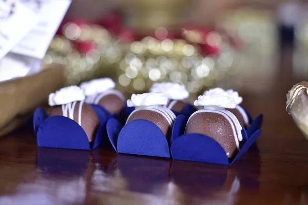 Partido doces de chocolate em embalagem azul no backgroun desfocado — Fotografia de Stock