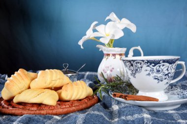 Brezilya yemeği masada çay, peynirli bisküvi, va
