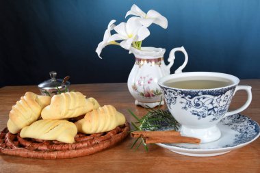 kırmızı bada izole edilmiş tarçın parçalarıyla bir fincan çay.