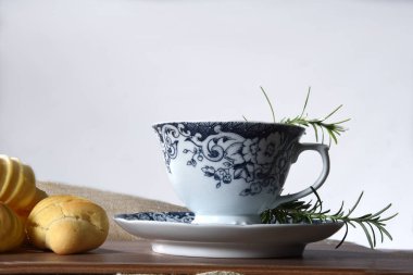 Brezilya yemeği masada çay, peynirli bisküvi, va