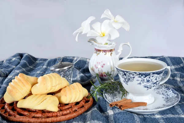 Бразильська закуска на столі з чашкою чаю, сирним печивом, ва — стокове фото