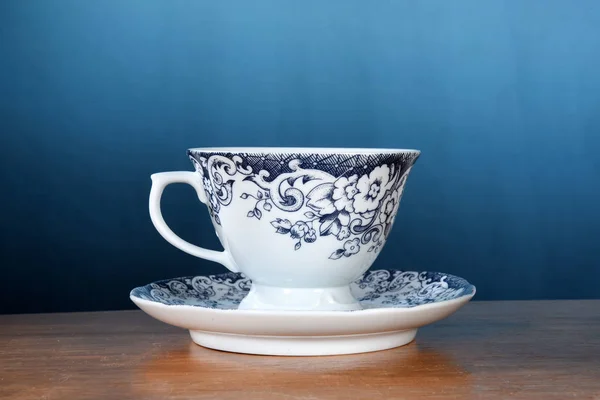 Houten tafel met kopje thee met rozemarijn takken geïsoleerd op — Stockfoto